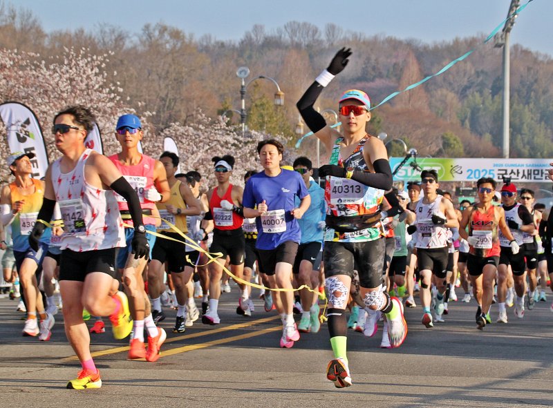 [전북=뉴시스] 고석중 기자= 6일 '2025 군산 새만금 국제마라톤대회'에 참가한 풀코스 참가자들이 월명종합경기장에서 힘차게 출발을 하고 있다. 이 대회에는 국내외 10개국에서 1만 2000여명의 건각이 참가했다. 2025.04.06. k9900@nwsis.com