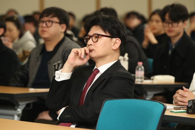 한동훈 전 국민의힘 대표가 18일 오후 대구 북구 경북대에서 '시대를 바꾸자, 개헌'을 주제로 열린 경북대학교 청년 토크쇼에 참석해 학생 발언을 듣고 있다. 2025.3.18/뉴스1 ⓒ News1 공정식 기자