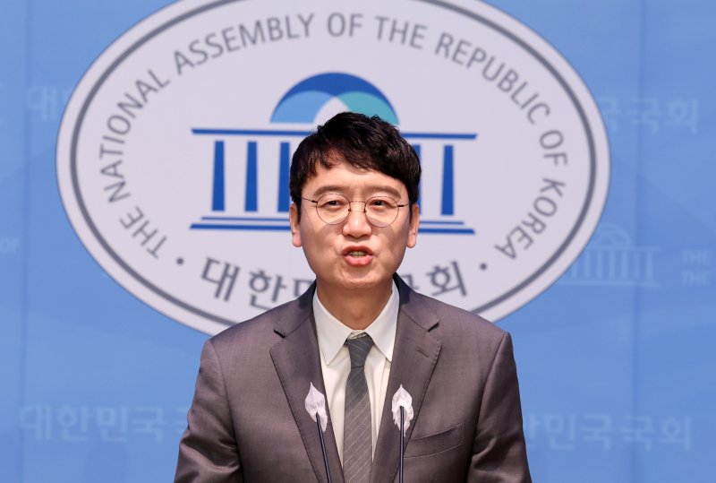 [서울=뉴시스] 이영환 기자 = 김웅 국민의힘 의원이 8일 오후 서울 여의도 국회 소통관에서 22대 총선 불출마 선언 기자회견을 하고 있다. 2024.01.08. 20hwan@newsis.com