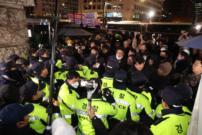 [서울=뉴시스] 조성봉 기자 = 윤석열 전 대통령이 긴급 대국민 담화를 통해 비상계엄령을 발표한 지난해 12월 3일 서울 여의도 국회 정문 앞에서 경찰들이 국회의원, 의원 보좌진, 취재진, 시민들의 출입을 통제하고 있다. 2025.04.06. suncho21@newsis.com
