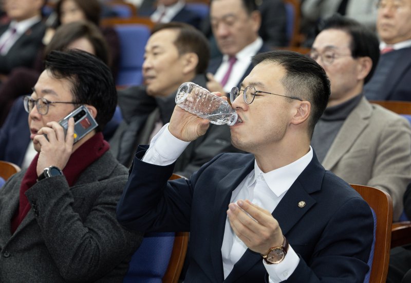 김상욱 국민의힘 의원이 16일 오전 서울 여의도 국회에서 열린 의원총회에서 물을 마시고 있다. 2025.1.16/뉴스1 ⓒ News1 이재명 기자