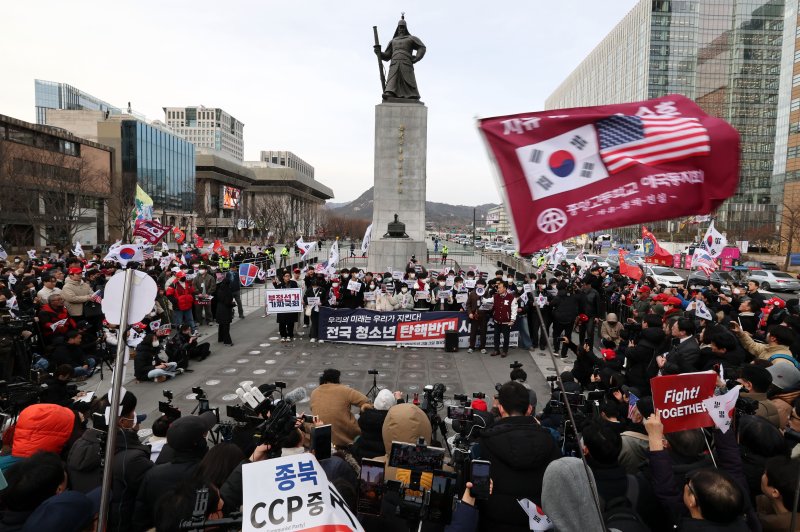 서울 광화문광장 이순신 동상 앞에서 윤석열 대통령 탄핵반대 전국 중·고교생 시국선언 기자회견을 하고 있다. (사진은 기사 내용과 무관함) 2025.3.3/뉴스1 ⓒ News1 박세연 기자