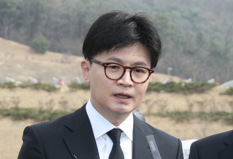 한동훈 전 국민의힘 대표가 25일 오전 대전 유성구 국립대전현충원 천안함 46용사 묘역에서 참배를 마치고 인터뷰를 하고 있다. 2025.3.25/뉴스1 ⓒ News1 김기태 기자