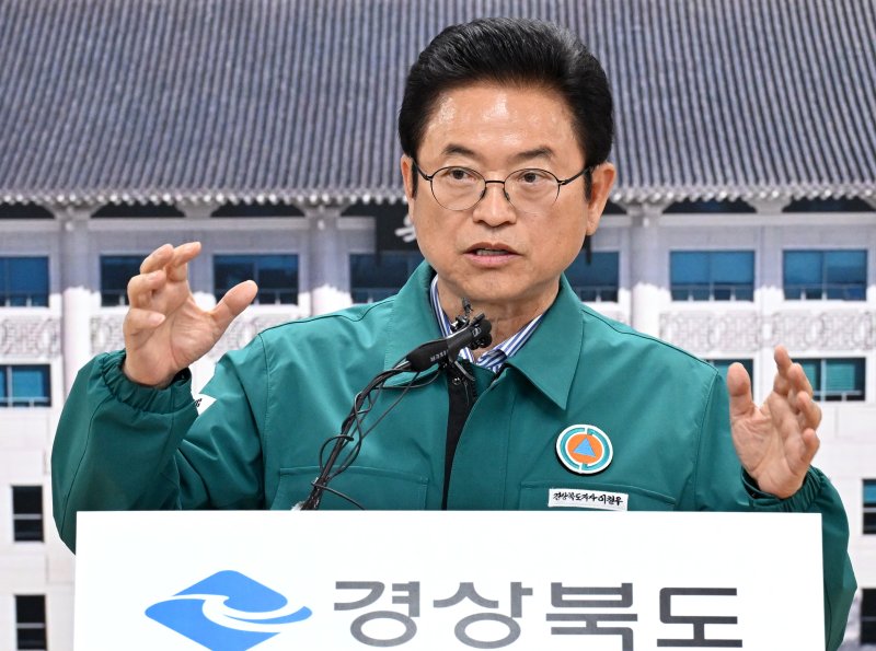 이철우 경북지사가 31일 국토의 70%가 산으로 둘러쌓인 우리나라는 산불 화재 진압 시스템 뿐 아니라 재난 대응 체게를 완전히 바꿔 대형 산불 진화에 있어 입체적인 화재 진압시스템도 마련해야 한다고 밝히고 있다. 2025.3.31/뉴스1 ⓒ News1 김대벽기자