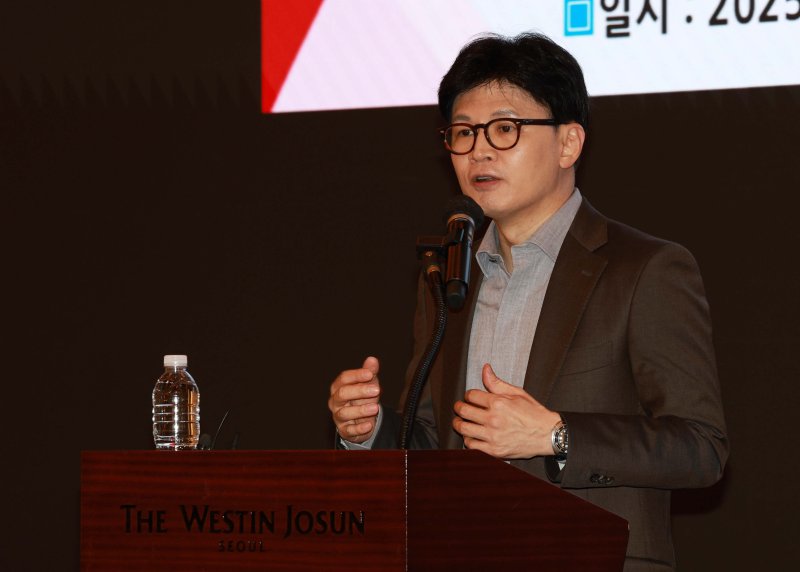 [서울=뉴시스] 고범준 기자 = 한동훈 전 국민의힘 대표가 지난달 24일 오후 서울 중구 웨스틴조선 서울호텔에서 열린 산학연포럼에서 'AX 시대를 위한 정치'를 주제로 강연하고 있다. 2025.03.24. bjko@newsis.com