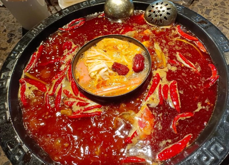 [서울=뉴시스]중국 쓰촨성의 한 훠궈집에서 손님이 먹고 남은 국물의 기름을 재사용한 사실이 적발됐다.(사진=BAIDU 갈무리) *재판매 및 DB 금지