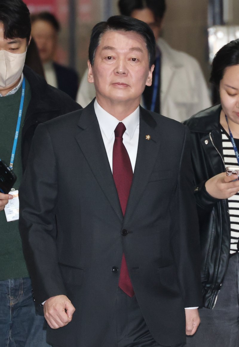 안철수 국민의힘 의원이 6일 오후 서울 여의도 국회에서 권영세 비상대책위원장 주재로 열리는 중진의원 비상회의에 참석하고 있다. 2025.4.6/뉴스1 ⓒ News1 이광호 기자