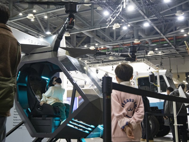 2025 서울모빌리티쇼에서 UAM 기체 체험하는 어린이 관람객들 (출처=연합뉴스)