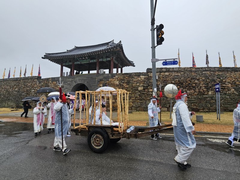 [서산=뉴시스] 서산 해미읍성에서 지난 5일 해미국제성지 도보순례 행사 중 하나인 무명순교자 압송 퍼포먼스가 펼쳐지고 있다. (사진=독자 제공) 2025.04.06. photo@newsis.com *재판매 및 DB 금지