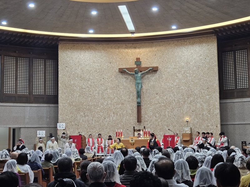 [서산=뉴시스] 서산 해미국제성지 성당에서 지난 5일 무명순교자 현양미사가 열린 가운데 류은경 작가의 원작소설을 바탕으로 한 성극 '해미' 공연이 이어지고 있다. (사진=독자 제공) 2025.04.06. photo@newsis.com *재판매 및 DB 금지