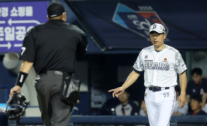 [서울=뉴시스] 이영환 기자 = 19일 오후 서울 송파구 잠실야구장에서 열린 2024 프로야구 NC 다이노스와 두산 베어스의 경기, 6회초 1사 1,2루에서 NC 권희동이 날린 타구를 두산 유격수 박준영이 놓쳐 인필드플라이 아웃이 선언된 가운데 2루 주자 박건우가 3루 베이스에서 세이프 되자 두산 이승엽 감독이 심판에게 문의를 하고 있다. 2024.06.19. 20hwan@newsis.com