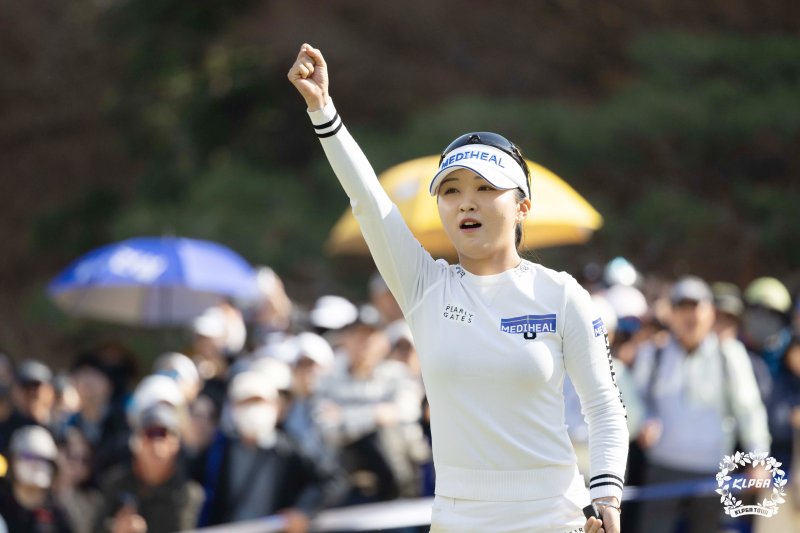 [서울=뉴시스] 최동준 기자 = 6일 부산 동래베네스트CC에서 열린 두산건설 We've 챔피언십에서 이예원이 이글 퍼트에 성공한 뒤 기뻐하고 있다. (사진=사진제공 KLPGA 제공) 2025.04.06. photo@newsis.com *재판매 및 DB 금지