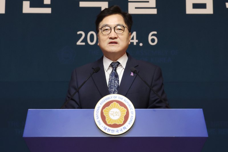 우원식 국회의장이 6일 오후 서울 여의도 국회 사랑재에서 개헌 관련 기자회견을 하고 있다. ⓒ News1 이광호 기자