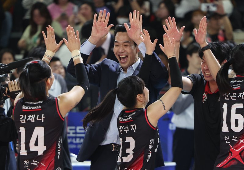 [대전=뉴시스] 황준선 기자 = 6일 대전 중구 충무체육관에서 열린 2024~2025 V-리그 여자부 챔피언결정전 4차전 흥국생명 핑크스파이더스와 정관장 레드스파크스의 경기, 세트스코어 3-2로 패배한 정관장 고희진 감독과 선수들이 자축하고 있다. 2025.04.06. hwang@newsis.com