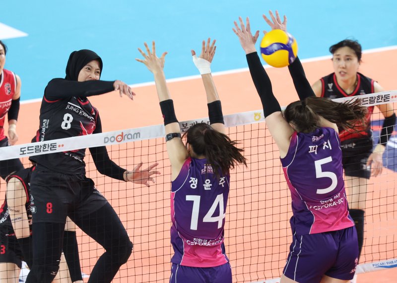 [대전=뉴시스] 황준선 기자 = 6일 대전 중구 충무체육관에서 열린 2024~2025 V-리그 여자부 챔피언결정전 4차전 흥국생명 핑크스파이더스와 정관장 레드스파크스의 경기, 정관장 메가가 공격하고 있다. 2025.04.06. hwang@newsis.com