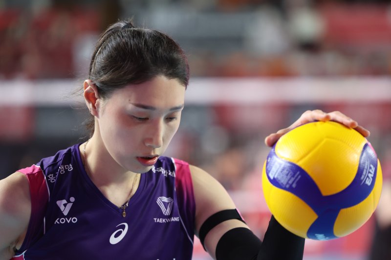 [대전=뉴시스] 황준선 기자 = 6일 대전 중구 충무체육관에서 열린 2024~2025 V-리그 여자부 챔피언결정전 4차전 흥국생명 핑크스파이더스와 정관장 레드스파크스의 경기, 흥국생명 김연경이 서브를 준비하고 있다. 2025.04.06. hwang@newsis.com