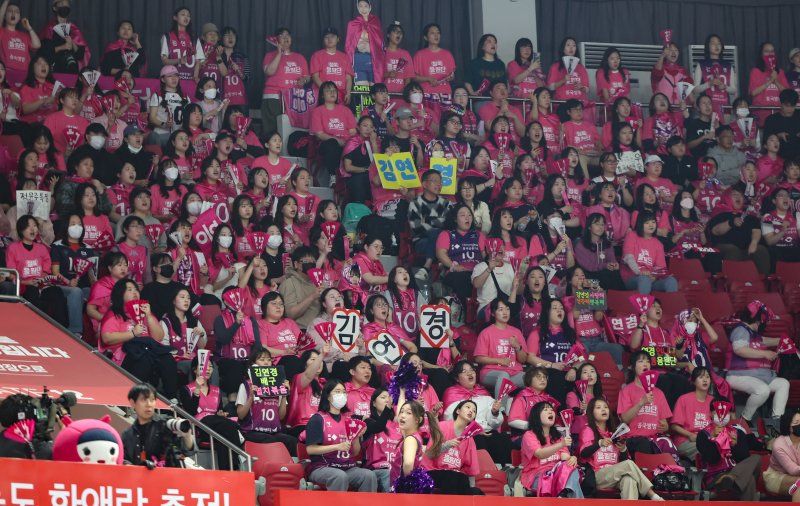 [대전=뉴시스] 황준선 기자 = 6일 대전 중구 충무체육관에서 열린 2024~2025 V-리그 여자부 챔피언결정전 4차전 흥국생명 핑크스파이더스와 정관장 레드스파크스의 경기, 흥국생명 팬들이 응원전을 펼치고 있다. 2025.04.06. hwang@newsis.com
