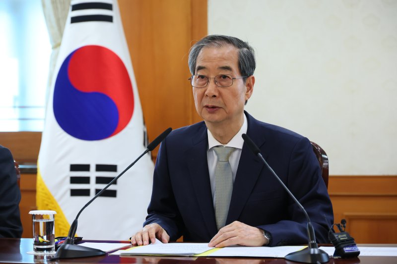 한덕수 대통령 권한대행 국무총리가 4일 서울 종로구 정부서울청사에서 열린 긴급 국가안전보장회의(NSC) 전체회의에서 발언을 하고 있다. (총리실 제공, 재판매 및 DB 금지) 2025.4.4/뉴스1 ⓒ News1 임세영 기자