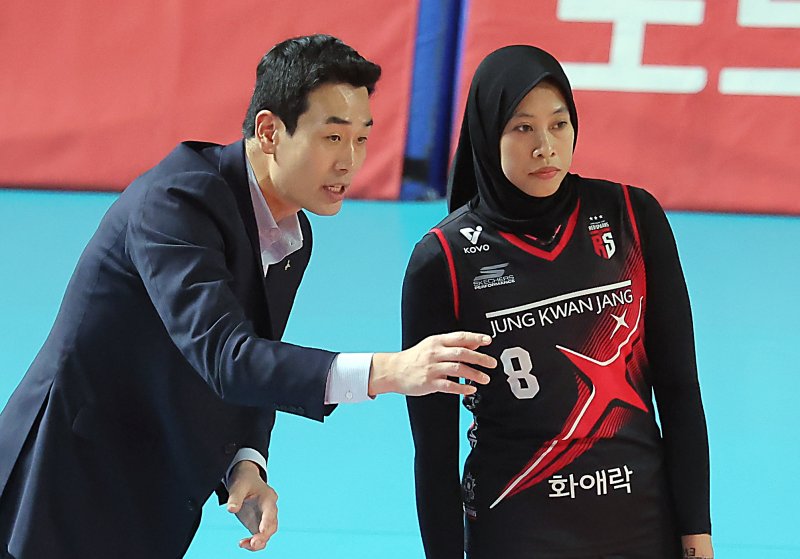 6일 오후 대전 중구 충무체육관에서 열린 프로배구 '2024-2025 도드람 V리그' 여자부 챔피언결정전 4차전, 정관장과 흥국생명의 경기에서 정관장 고희진 감독이 메가에게 작전 지시를 하고 있다. 2025.4.6/뉴스1 ⓒ News1 박정호 기자