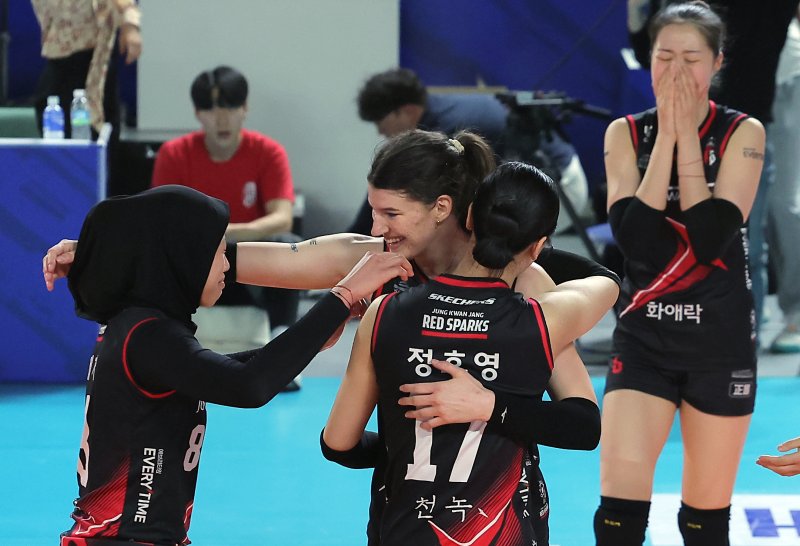 6일 오후 대전 중구 충무체육관에서 열린 프로배구 '2024-2025 도드람 V리그' 여자부 챔피언결정전 4차전, 정관장과 흥국생명의 경기에서 5세트 접전 끝에 승리하며 승부를 원점으로 만든 정관장 선수들이 기뻐하고 있다. 2025.4.6/뉴스1 ⓒ News1 박정호 기자