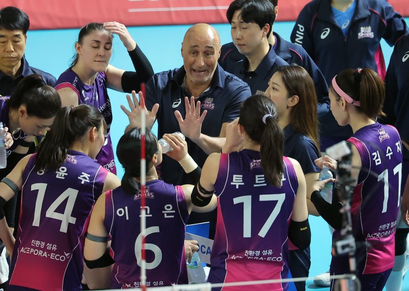 6일 오후 대전 중구 충무체육관에서 열린 프로배구 '2024-2025 도드람 V리그' 여자부 챔피언결정전 4차전, 정관장과 흥국생명의 경기에서 흥국생명 아본단자 감독이 작전 지시를 하고 있다. 2025.4.6/뉴스1 ⓒ News1 박정호 기자