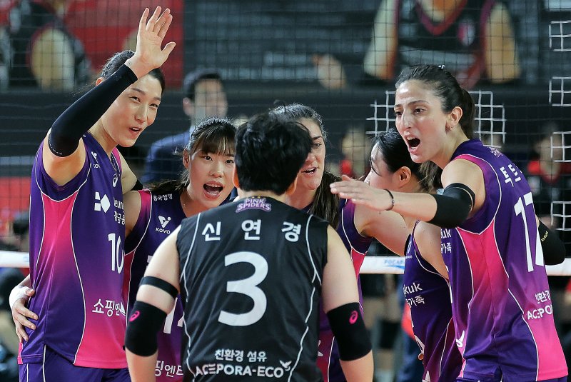 6일 오후 대전 중구 충무체육관에서 열린 프로배구 '2024-2025 도드람 V리그' 여자부 챔피언결정전 4차전, 정관장과 흥국생명의 경기에서 흥국생명 김연경 등이 득점에 기뻐하고 있다. 2025.4.6/뉴스1 ⓒ News1 박정호 기자