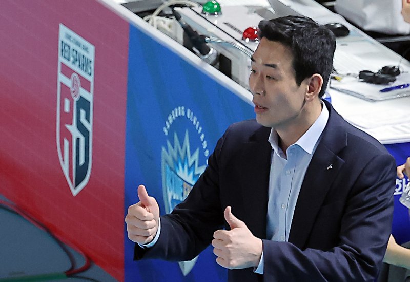 6일 오후 대전 중구 충무체육관에서 열린 프로배구 '2024-2025 도드람 V리그' 여자부 챔피언결정전 4차전, 정관장과 흥국생명의 경기에서 정관장 고희진 감독이 선수들을 향해 엄지손가락을 치켜세우고 있다. 2025.4.6/뉴스1 ⓒ News1 박정호 기자