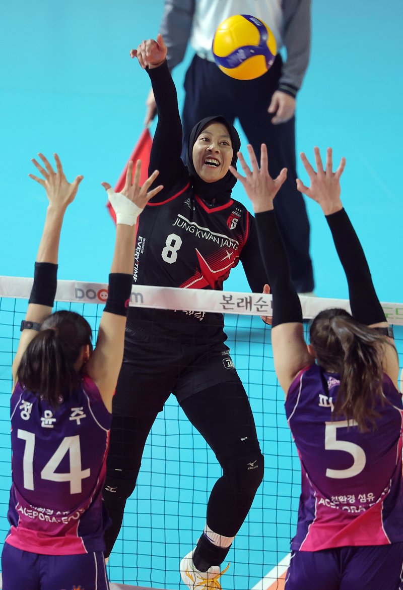 6일 오후 대전 중구 충무체육관에서 열린 프로배구 '2024-2025 도드람 V리그' 여자부 챔피언결정전 4차전, 정관장과 흥국생명의 경기에서 정관장 메가가 공격을 펼치고 있다. 2025.4.6/뉴스1 ⓒ News1 박정호 기자