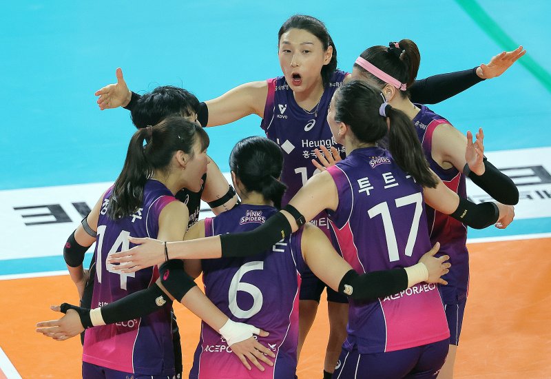 6일 오후 대전 중구 충무체육관에서 열린 프로배구 '2024-2025 도드람 V리그' 여자부 챔피언결정전 4차전, 정관장과 흥국생명의 경기에서 흥국생명 선수들이 득점에 기뻐하고 있다. 2025.4.6/뉴스1 ⓒ News1 박정호 기자