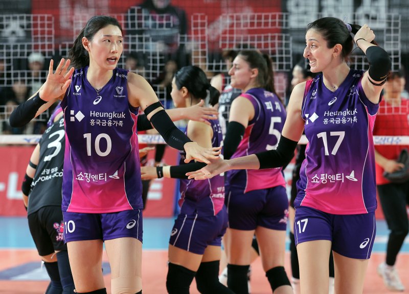 6일 오후 대전 중구 충무체육관에서 열린 프로배구 '2024-2025 도드람 V리그' 여자부 챔피언결정전 4차전, 정관장과 흥국생명의 경기에서 흥국생명 김연경과 투트쿠가 하이파이브를 나누고 있다. 2025.4.6/뉴스1 ⓒ News1 박정호 기자