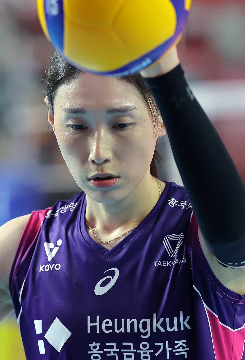 6일 오후 대전 중구 충무체육관에서 열린 프로배구 '2024-2025 도드람 V리그' 여자부 챔피언결정전 4차전, 정관장과 흥국생명의 경기에서 흥국생명 김연경이 서브를 넣기 전 집중하고 있다. 2025.4.6/뉴스1 ⓒ News1 박정호 기자
