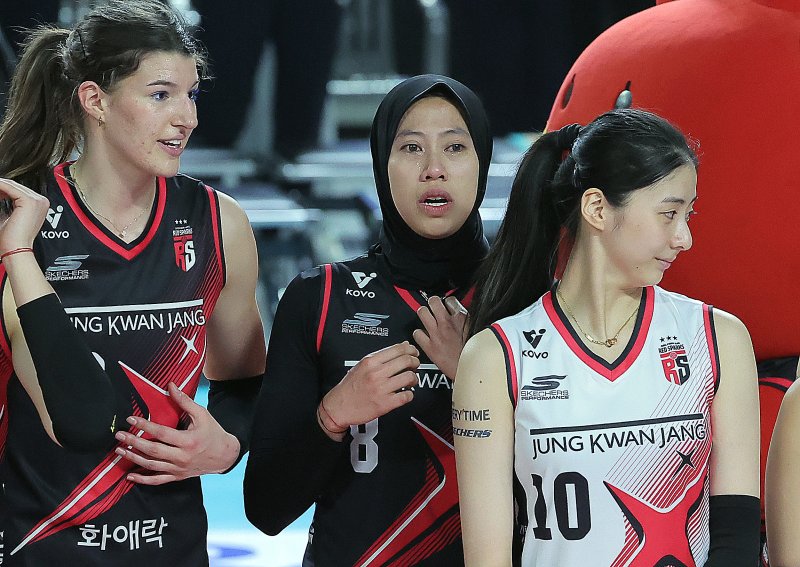6일 오후 대전 중구 충무체육관에서 열린 프로배구 '2024-2025 도드람 V리그' 여자부 챔피언결정전 4차전, 정관장과 흥국생명의 경기에서 5세트 접전 끝에 승리하며 승부를 원점으로 만든 정관장 메가가 기쁨의 눈물을 흘리고 있다. 2025.4.6/뉴스1 ⓒ News1 박정호 기자