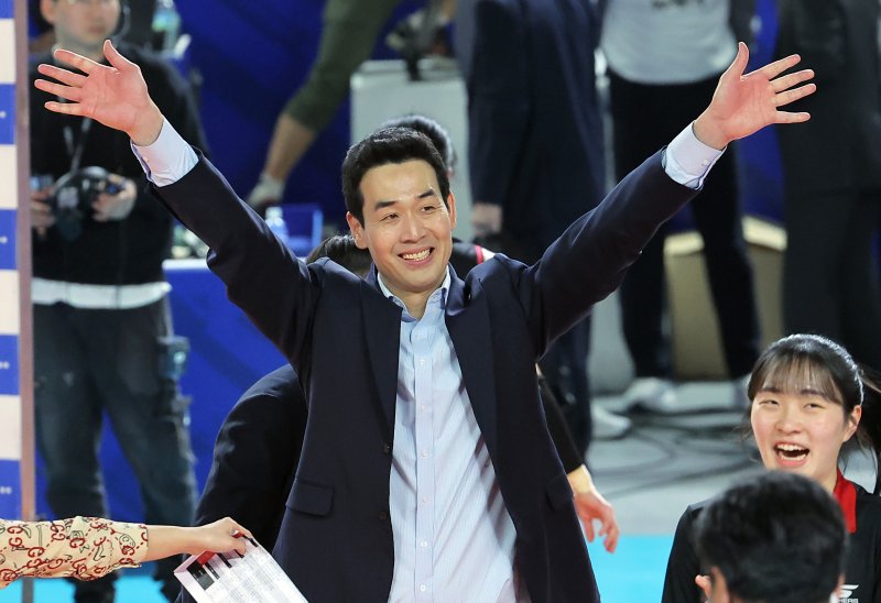 6일 오후 대전 중구 충무체육관에서 열린 프로배구 '2024-2025 도드람 V리그' 여자부 챔피언결정전 4차전, 정관장과 흥국생명의 경기에서 5세트 접전 끝에 승리하며 승부를 원점으로 만든 정관장 고희진 감독이 팬들과 기쁨을 나누고 있다. 2025.4.6/뉴스1 ⓒ News1 박정호 기자