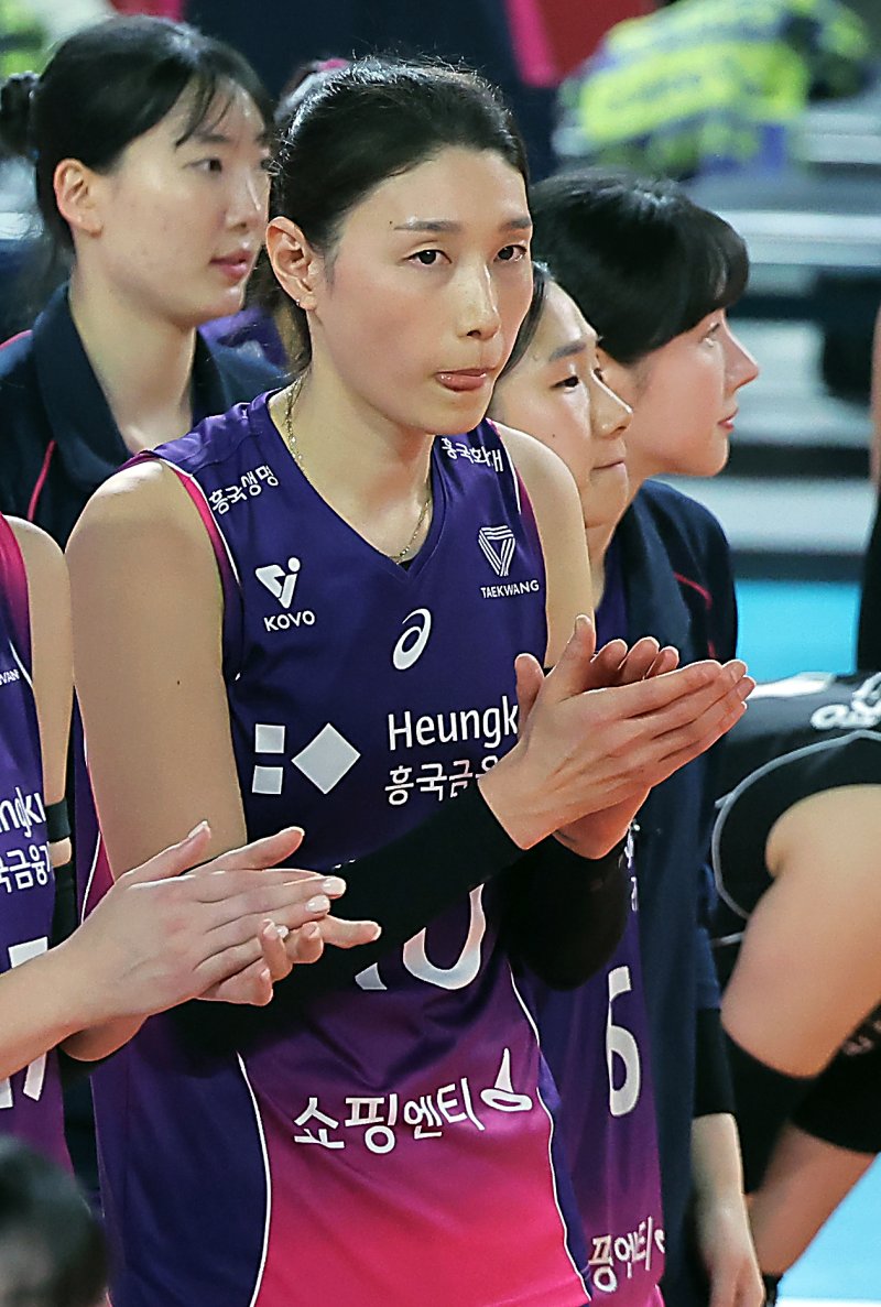 6일 오후 대전 중구 충무체육관에서 열린 프로배구 '2024-2025 도드람 V리그' 여자부 챔피언결정전 4차전, 정관장과 흥국생명의 경기에서 5세트 접전 끝에 패하며 홈으로 가게되는 흥국생명 김연경이 아쉬워 하고 있다. 2025.4.6/뉴스1 ⓒ News1 박정호 기자