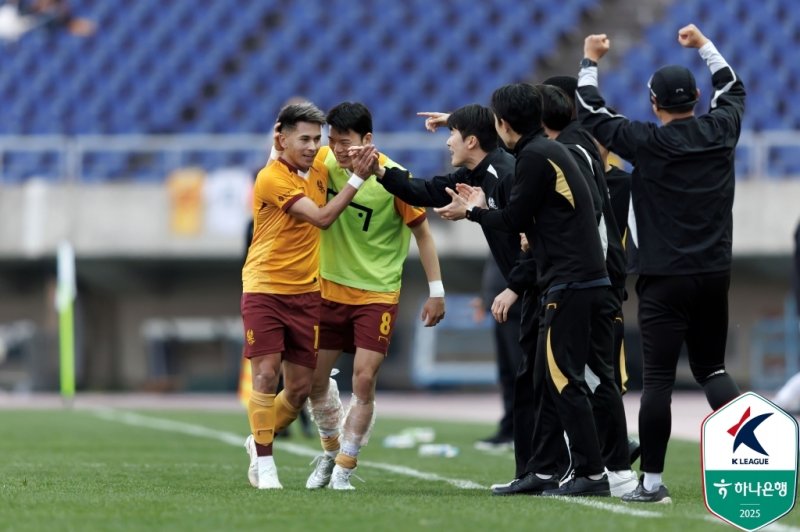 동료들의 축하를 받는 광주의 헤이스(맨 왼쪽) (출처=연합뉴스)