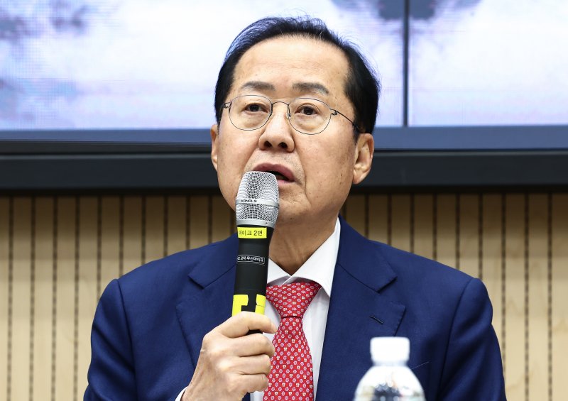 홍준표 대구시장이 지난 3월 19일 오후 서울 관악구 서울대학교에서 '한국 정치의 미래를 묻다'를 주제로 강연하고 있다. 2025.3.19/뉴스1 ⓒ News1 김민지 기자