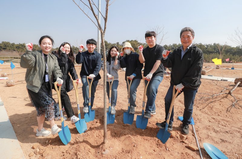 이학재 사장, 인천공항공사 임직원들과 나무심기
