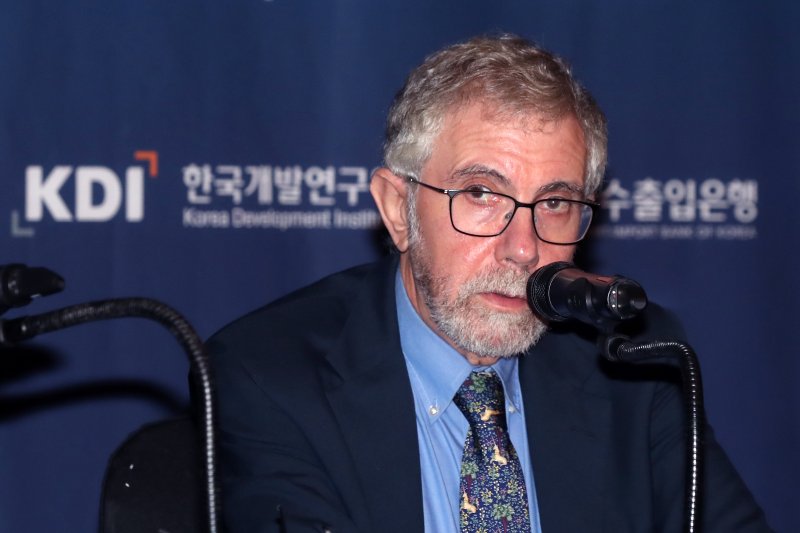2008년 노벨경제학상 수상자 폴 크루그먼(Paul Krugman) 뉴욕시립대 교수가 9일 오전 서울 영등포구 여의도 콘래드호텔에서 열린 '2019년 경제발전 경험공유사업(KSP) 성과공유 컨퍼런스'에 참석해 기자간담회를 갖고 취재진의 질문에 답하고 있다. 이번 행사에서는 국제사회의 불균형과불확실성에 맞서 KSP의 '포용과 혁신' 노하우를 공유하고, 향후 15년을 위한 방안들을 논의할 예정이다. 2019.9.9/뉴스1 ⓒ News1 민경석 기자