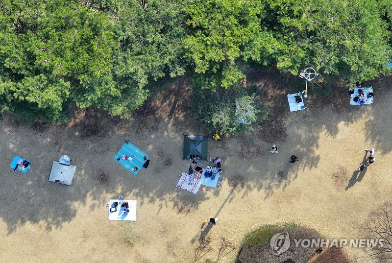 그늘 아래 휴식 (출처=연합뉴스)