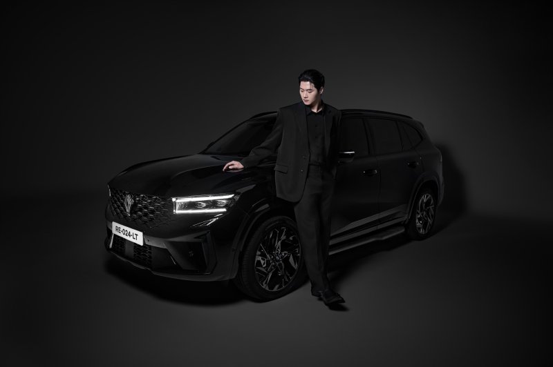 그랑 콜레오스 에스프리 알핀 누아르와 공식 앰배서더 오상욱 선수(르노코리아 제공)