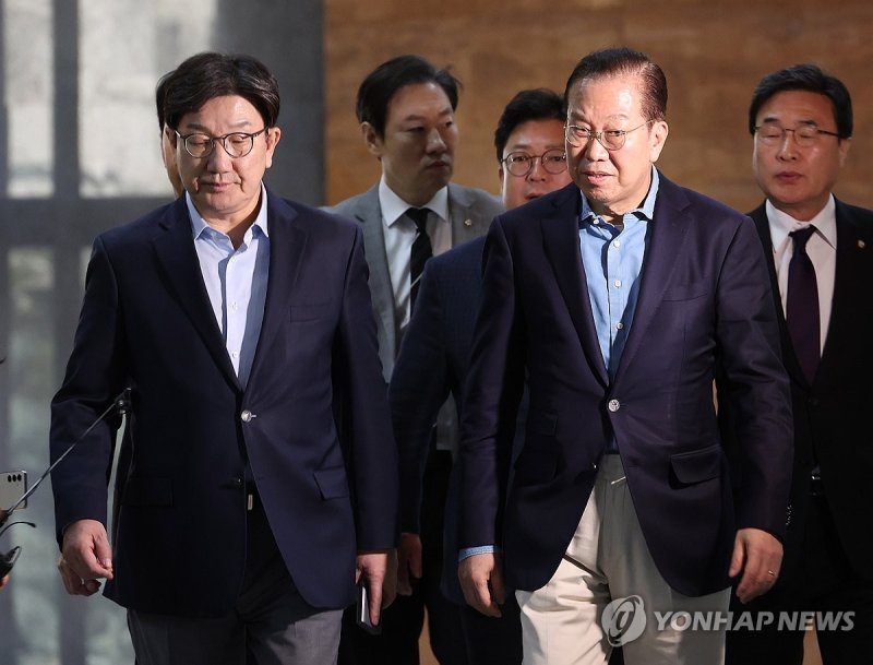 권영세-권성동, 의총 참석 (출처=연합뉴스)