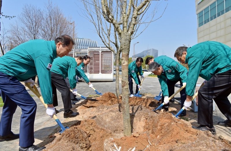 [세종=뉴시스]홍문표 한국농수산식품유통공사 사장(왼쪽 2번째)이 직원들과 함께 식목일을 맞아 본사에서 무궁화를 심고 있다. (사진=aT 제공) *재판매 및 DB 금지