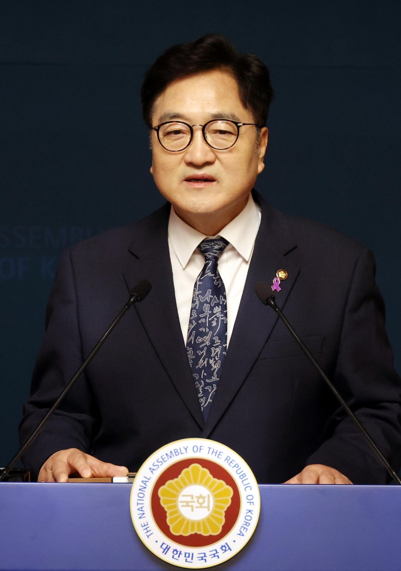 [서울=뉴시스] 조성봉 기자= 우원식 국회의장이 6일 오후 서울 여의도 국회 사랑재에서 열린 개헌관련 긴급 기자회견에서 발언을 하고 있다. 2025.04.06. suncho21@newsis.com