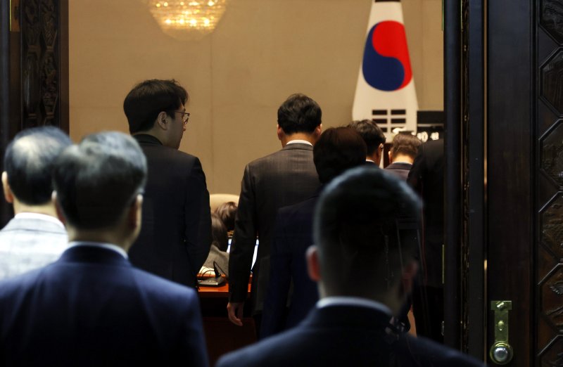 [서울=뉴시스] 조성봉 기자 = 6일 오후 서울 여의도 국회에서 열린 국민의힘 비상의원총회에 의원들이 참석하고 있다. 2025.04.06. suncho21@newsis.com