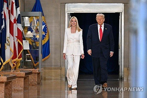 트럼프 대통령과 본디 법무부 장관 (출처=연합뉴스)