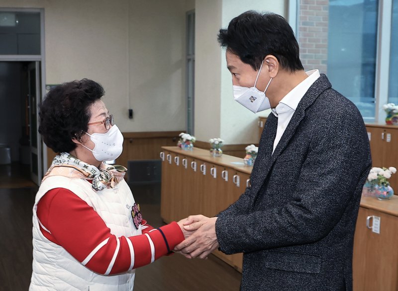 오세훈 서울시장이 설 명절 연휴 사흘째인 27일 오전 서울 성동구 시립동부데이케어센터를 방문, 매일 온다는 자원봉사자를 격려하고 있다. 2025.1.27/뉴스1 ⓒ News1 박정호 기자