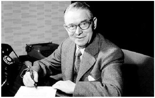 올레 키르크 크리스티안센 (https://btr.michaelkwan.com/2013/11/03/sunday-snippet-ole-kirk-christiansen-founder-of-lego-1891-1958/, Public domain, via Wikimedia Commons)