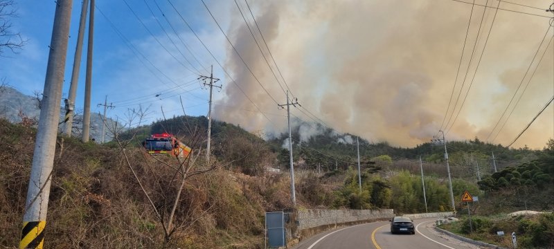2023년 4월 3일 전남 순천시 송광면 봉산리 야산에서 화재가 발생해 연기가 솟구치고 있다.(순천소방서 제공. 재판매 및 DB 금지)