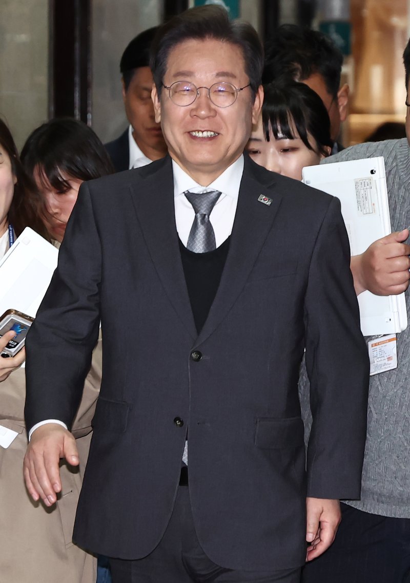 이재명 더불어민주당 대표가 4일 오후 서울 여의도 국회에서 열린 본회의를 마친 뒤 당대표실로 향하고 있다. 2025.4.4/뉴스1 ⓒ News1 김민지 기자