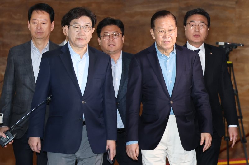 권영세 국민의힘 비상대책위원장과 권성동 원내대표가 6일 오후 서울 여의도 국회에서 열린 비상의원총회에 참석하고 있다. 2025.4.6/뉴스1 ⓒ News1 이광호 기자